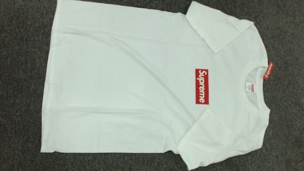 Does supreme logo on This bOGO 20th rep look right?
