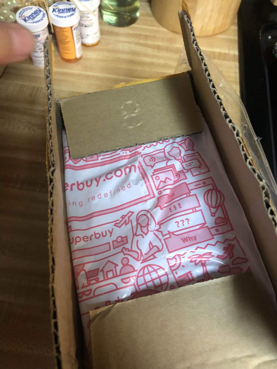 https://img1.superbuy.com/images/consult/2018/03/09/7f63e83ce96615aa10402992d5b24451.jpg?x-oss-process=image/resize,w_950