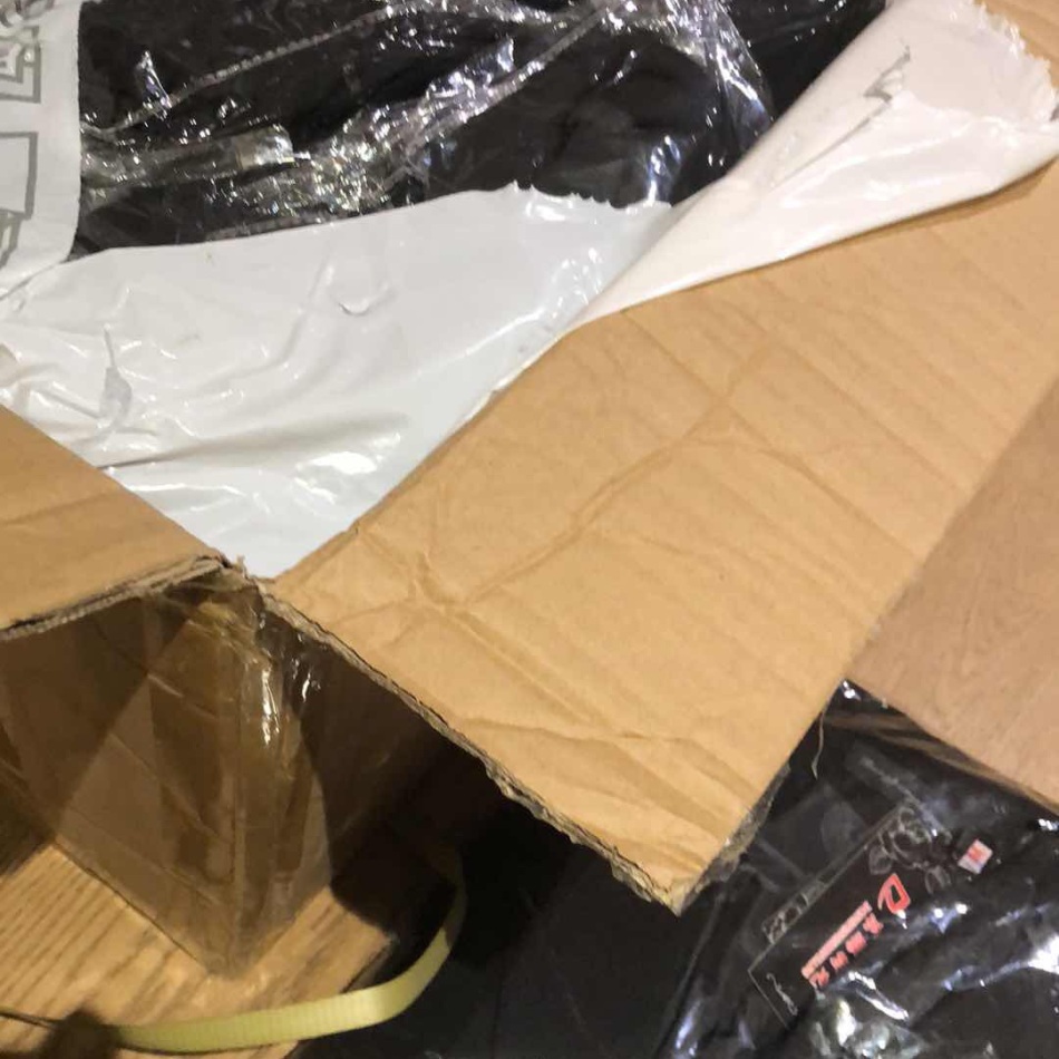 ems的物流真的很赞,准时到达了,而且里面的衣服每一件都包装的很好