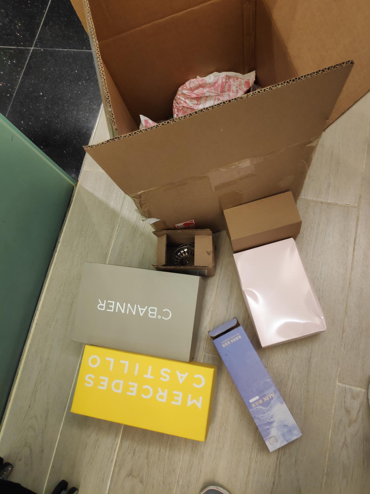 https://img1.superbuy.com/images/package/2025/04/21/252210b1ef29849ffa5d40eef112ad9316c9f1.jpeg